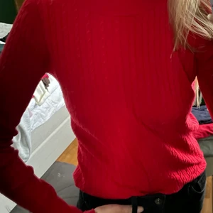 Röd tröja - Röd stickad tröja i väldigt skönt material. Snygg att ha en kallare sommarkväll. Tröjan är i storlek S.