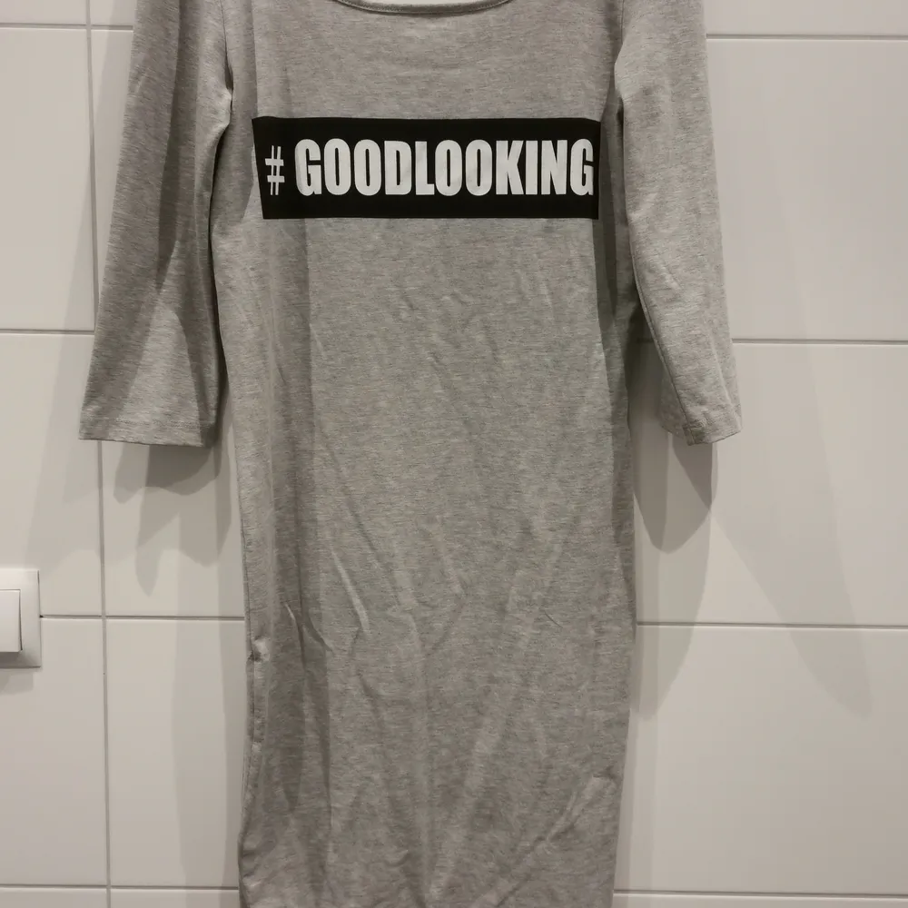 Grå klänning #goodlooking från Vero Möda i storlek M. Använd vid 1 tillfälle 💜 Frakt tillkommer 💕. Klänningar.