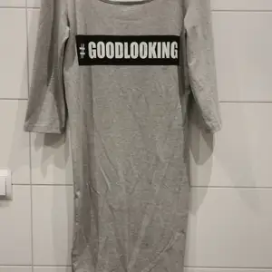 Grå klänning #goodlooking från Vero Möda i storlek M. Använd vid 1 tillfälle 💜 Frakt tillkommer 💕
