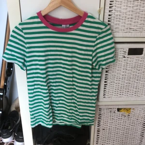 Randig other stories t-shirt  - Super fin färgglad T-shirt från other stories! Super bekväm och endast använd ett fåtal gånger!