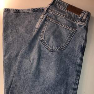 Ljusblå jeans ifrån bikbok, i nyskick. Strlk XS (25)