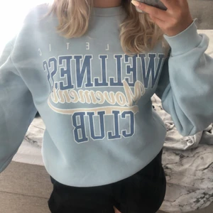 Collegetröja från gina - En jättefin trendig sweatshirt från Gina som är som ny! Använt 1-2 gånger så den är i nyskick                                  OBS! Bud 150kr