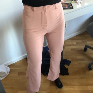 Rosa kostymbyxor  - Rosa kostymbyxor i tunt material från Shein. Aldrig använda. Säljes pga. att de är för korta för mig (jag är 170). Frakt betalas av köparen.