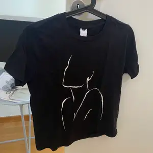 Väldigt fin t-shirt, skön och stor i storleken 