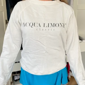 Aqua Limone tröja - Superfin Aqua limone tröja som tyvärr blivit för liten för mig:( Har använts sparsamt, så är i fint skick! Strl XS men passar mer en Small. 🥰 (originalpris 999kr) 