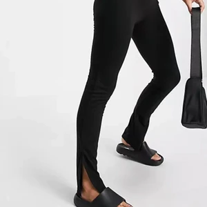 Byxor med slits 💙 - Tunna svarta Tights med slits på sidan från missguided 🥰 använda få gånger! De är lite genomskinliga 🥴  Petite modell & passar om man är runt 160 cm, de är också väldigt stretchiga och sköna till sommaren 💕 nypris runt 300kr! 