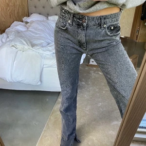Zara jeans - Säljer mina lågmidjade zara jeans med slit längst nere pga att de inte passar mig tyvär. Byter gärna mot en stl 38 eller 40 också👍🏽😊 buda! (Lånad bild)