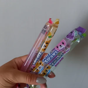 Jelly Straws - Blev en populär trend på tiktok för ett litet tag sedan🤩 Priset för fyra stycken ligger på 15kr. (Går att diskutera). Smakerna är 🍓,🍍,🍏och🍊. Välj hur många du vill ha och vilka smaker. Bäst före 2022. Du står för frakten. Vid frågor är det bara att skriva😚