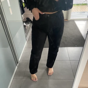 Jeans - Svarta lite mera baggy jeans 