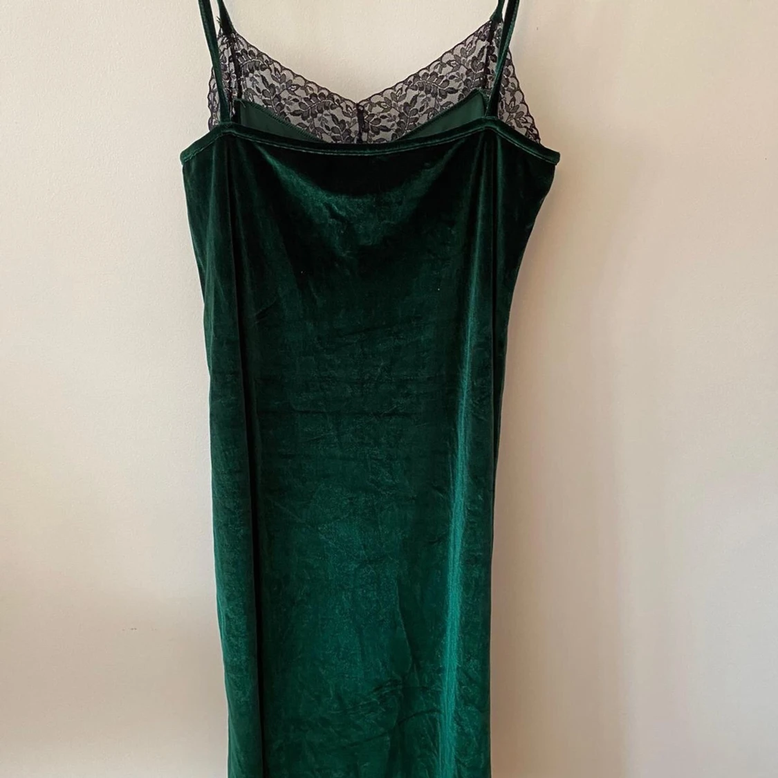 Grön sammetsklänning med svart spets  - 90