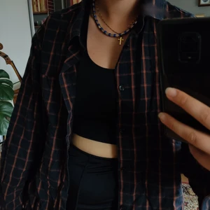 Rutig skjorta - Svart- och rödrutig skjorta! Sitter oversized på mig som vanligtvis har S/M 🦋 frakt tillkommer, pris går att diskutera!