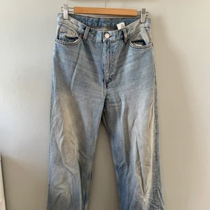 Långa & vida jeans från Monki, stl 38 - Snygga långa & vida jeans i en ”sliten” färg. Mycket bra skick och jättesköna!