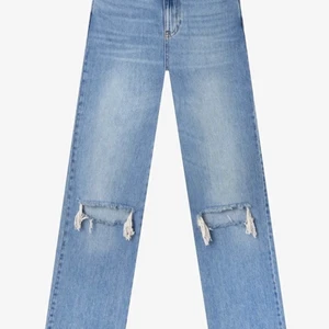 Jeans - Jeans med hål. Använd en gång. Första bilden är lånad, andra bilden visar mer den rättvisa färgen. Stl 38 men skulle säga att den är mer en 36💗. (150 + frakt)