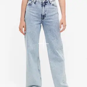 Blåa super snygga jeans i storlek 40! Endast använd när jag testade dem, säljer dem pågrund av att dem va för stora för mig!