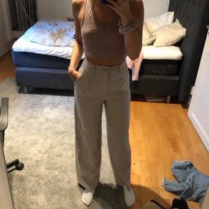 Kostym liknande byxor - Ett par otroligt luftiga och sköna byxor! Passar folk som är 164-170🤩💗