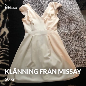 En klänning  - En klänning 