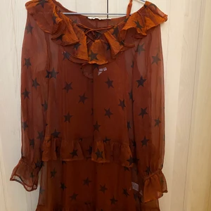 Stjärn klänning  - Jättesnygg stjärnskådnings från NAF NAF. Använd bara en gång. 