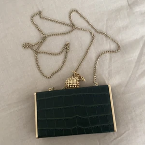 Söt handväska med gulddetaljer  - Handväska med guldig ananas och kedjerem. 