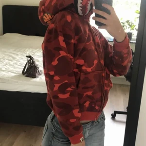 Bape hoodie - Fint skick! Säljer pga jag behöver pengar. Skriv för fler bilder om ni vill ha! Frakten ingår i priset 266