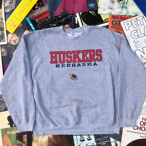 VINTAGE SWEATSHIRT!! 💿💿 - Säljer denna vintage college sweatshirt från Nebraska universitys fotbollslag. Tröjan är i ok vintage skick, tröjan har lite flaws. Till exempel är tröjan lite nopprig, har lite fläckar och har en fläck inuti tröjan. Det är dock inget som förstör helheten av tröjan och fläcken går nog bort i tvätt. Allt är reducerat i priset och det är bara att skriva om du skulle vilja ha bilder. Utöver det är det en riktigt stabil college sweatshirt. Tröjan är XL men skulle säga att den L. Det är bara att skriva om du undrar något, läs gärna bio innan dock 🌱💫🌎 ORD. 299kr