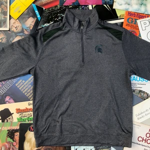 ZIPPER!! 📀📀 - Riktigt najs zipper sweater från Michigan State university Spartans. Sjukt najs att ha till vardags eller vid träning och är i grymt skick. Tröjan är L men skulle uppskatta att den är något mindre. Tveka inte att höra av dig om du undrar något, läs gärna bio innan! ✌🏻🌱💫 Ord pris: 249kr