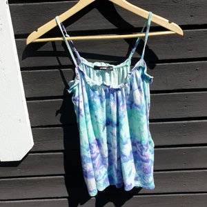 Linne - Blått mönstrigt linne. Super härligt och luftigt. Väldigt stretchigt så passar nog allt från XS-M