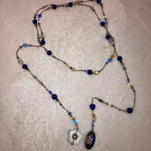 Långt halsband  - Säljer detta extremt långa halsband som är full av fina pärlor. Eftersom att de är så långt kan du bära de på vilket sätt som helst🤍