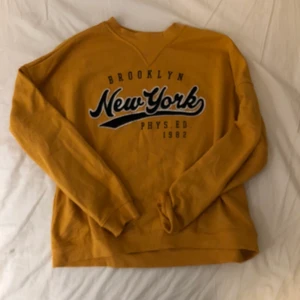 Vintage Tröja - Vintage Tröja i storlek small. Hör av dig om du har några frågor eller vill ha bilder/mått på plagget 💛