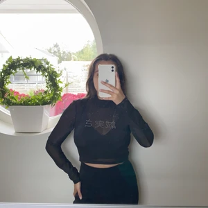 Svart polo  - Med glitter text, väldigt skön 