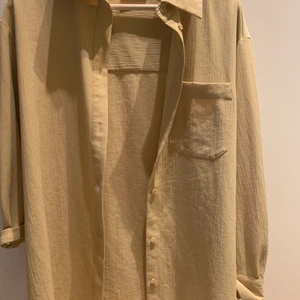 Blus/skjorta  - Super härlig gul skjorta/blus i strl XS. Köpt från Weekday. Overzise.