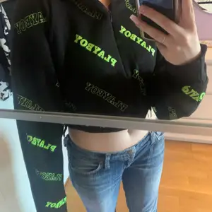 Svart croppad hoodie med limegrön PLAYBOY text. Andvänt ett fåtal gånger så den är i bra skick🕺 