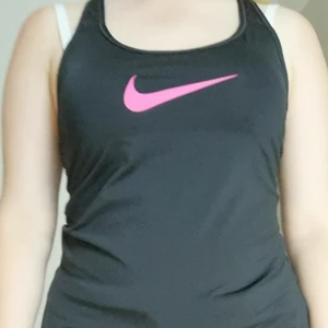 Nike line andväd lite sliten.  - Fint linne. Skönt. 