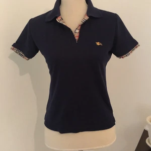 Piké tröja - Fin pikétröja från burberry (är dock inte säker på att den är äkta). Finns ingen storlek, men den passar mig och jag har oftast S. Fint skick.  Paketet kan postas, men då får du stå för frakten. 