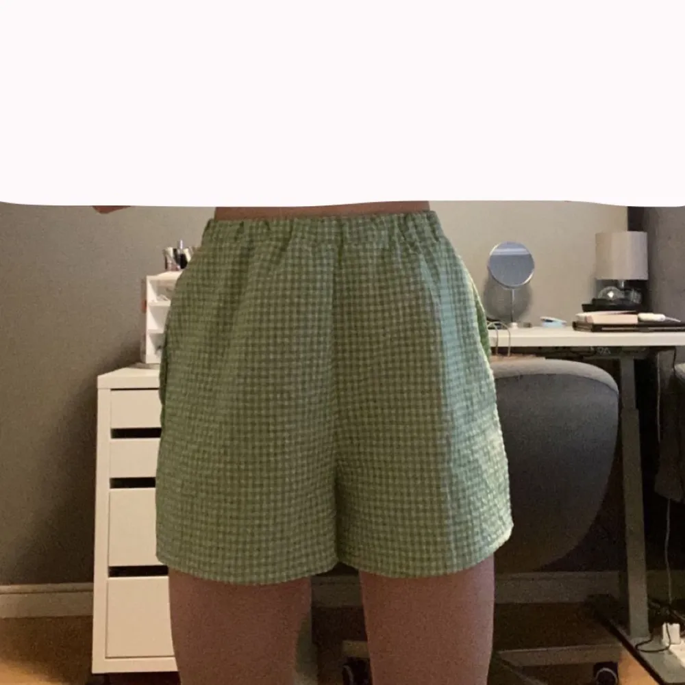 Säljer dessa fina shorts då dom inte satt som jag tänkt☀️  Frakten ingår i priset!. Shorts.