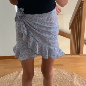 Jätte fin och somrig kjol i st xs/s - En jätte fin kjol som passar perfekt till sommaren me något fint linne anledningen t att jag säljer är för att den inte riktigt är min stil köparen står för frakten säg till om ni vill ha fler bilder