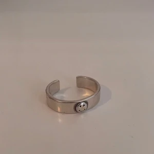 Smiley ring (böjbar) - Jättecool ring som inte rostar! Böjbar så passar alla. 