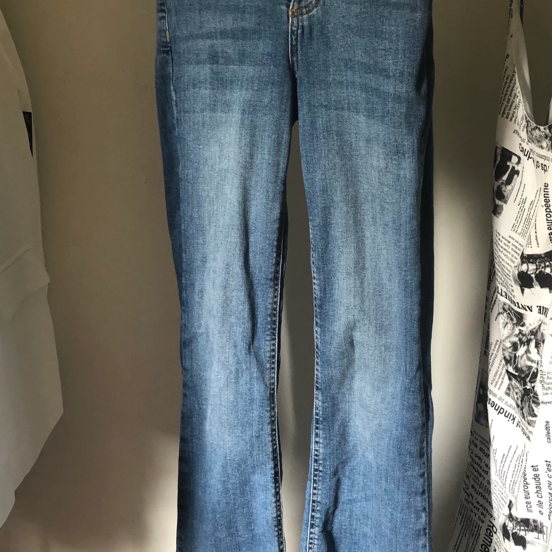 Utsvängda jeans strl xs  - 90