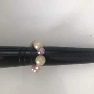 Egengjord ring  - Ringen är gjord av ståltråd och har pärlor i olika färger. Ringen är öppen och då justerbar så den passar alla fingrar🥰