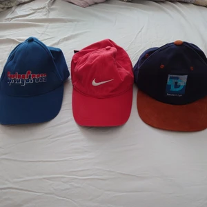 Kepsar - Kepsar, 80kr /styck🍀 Den röda och den blå längst till vänster - SÅLDA