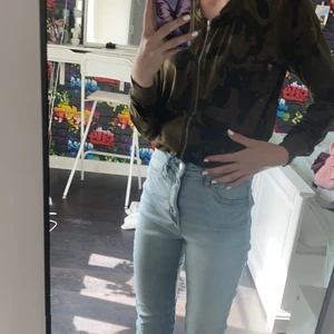 Snygg kofta i grönt storlek XS - Grön kofta med mönster super fint skick