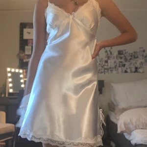 Vit slip dress - Vit silkig slip dress med lace detaljer och rosetter på