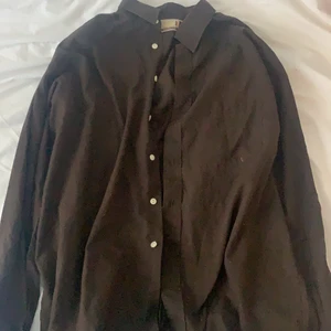 Brun skjorta - Brun vintage skjorta som är i jättebra skick har bara använt den 1 gång denna är i storlek L men passar som M och XL💞💞💞