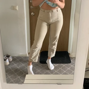 Jeans från Pull & Bear - Ljusbeigea jeans i strl 38 från pull&bear som sitter lite för tajt nu. De ser lite smutsiga ut men det är så de är. 250kr och frakten är inkluderad