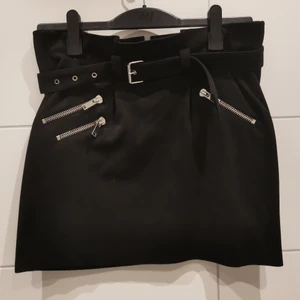 Svart Kjol med fina kedjor - Svart kjol med fina kedjor. Från Zara i storlek S och är endast använd ett par gånger så är i fint skick 🖤 Frakt tillkommer 💕✨