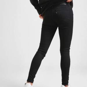 (första två bilderna lånade) svarta levi’s 710 super skinny jeans, medium waist. köpte secondhand men har knappt använt för att dom är för små för mig :/ storlek 25, fin y2k stil om dom passar