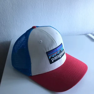 Patagonia keps - Röd, blå och vit Patagonia keps, säljs i befintligt skick. Säljs pga användes inte längre💓 Kan skickas men frakt ingår ej