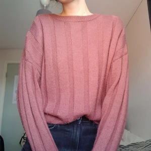 Rosa stickad tröja från Carin Wester - Superhärlig stickad tröja i S på jakt efter ett bättre hem! Använd en del, men förutom att den är smått nopprig är den i fint skick!🌷 Sitter jättebra, lite större passform, ärmar som går att vika upp lite. Säljer pga inte min färg tyvärr. Nypris 399:-