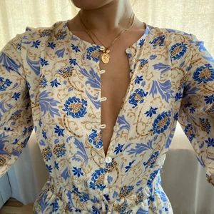 Glamorous playsuit  - En superfin playsuit/byxdress. Resår och knyte i midjan. Fickor vid höften. Knappar över bysten så du kan välja hur öppen eller stängd den ska vara. Använd 1 gång. Jag på bilden är 168cm lång.