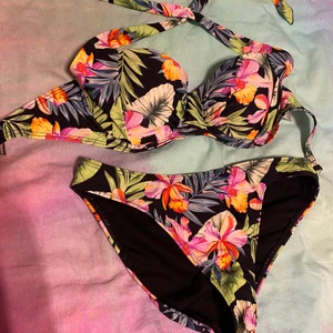 Bikini set - Bikiniset, kan köpas tillsammans eller seperat. Toppen kan knytas både runt om halsen eller endast runt ryggen. Överdelen strl: xs/34 underdelen strl: S/36. Köparen står för frakt ☺️ båda kostar 80kr sammanlagt, 40kr var!