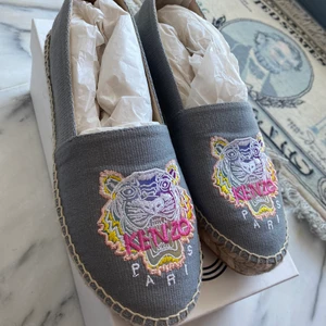 Kenzo rainbow loafers - Hejj, säljer mina kenzo loafers som är helt oanvända i strl 38, köpte de förra sommaren men de var för stora så därav säljer jag de🥰. Ordinariepris är 1500kr, och jag säljer de för 700kr